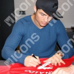 Cristiano_Ronaldo_Signed_ManUtd_08CL_Final_shirt_signing