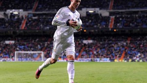Cristiano Ronaldo of Real Madrid CF carries the ball during the La Liga match between Real Madrid CF and RCD Mallorca at estadio Santiago Bernabeu on March 16, 2013 in Madrid, Spain.