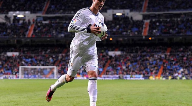 Cristiano Ronaldo of Real Madrid CF carries the ball during the La Liga match between Real Madrid CF and RCD Mallorca at estadio Santiago Bernabeu on March 16, 2013 in Madrid, Spain.